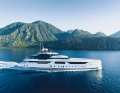 Premiere: Erstmals setzt  Golden Yachts auf einen nahezu  vertikalen Steven und ein kantiges Coupé-Exterieur. Die flachen,  lang gestreckten Linien von  Stefano Vafiadis kaschieren die  2165 Gross Tons geschickt