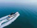 Variable: freely movable outdoor furniture on the sun deck. The rear garage behind the hydraulic hatch can also be used as a beach club