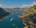 Eine der schönsten Ansichten Montenegros: Blick von Süden auf die Bucht von Kotor mit dem gleichnamigen Ort auf der rechten Seite