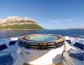 Sonnendeck: Whirlpool mit Edelstahleinfassung à la Rossinavi
