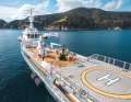 „Wingman“: Als „Dapple“ hievte die 25 Knoten schnelle Supportyacht ein Tauchboot an Bord