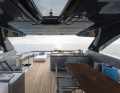 Flybridge mit Oberlicht und hölzernem Esstisch