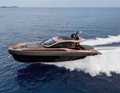 Rebel 50 G: Two IPS units allow 36 knots. The all-round fender strip - filled with foam instead of air - speaks in favour of its use as a chase boat.