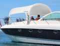 Zum Aufbau benötigt es weder ein Bimini-Gestänge noch spezielle Halterungen. Das Decktent ist in den Größen XXS, XS, S, M und L erhältlich. XXS, XS und S werden mit vier Spanngurten geliefert, während M und L mit zwei höhenverstellbaren Gurten pro Bein ausgestattet sind. Diese werden einfach an einer Klampe oder der Reling festgemacht. Das Zelt soll Windgeschwindigkeiten bis 20 Knoten standhalten und auch während der Fahrt stehen bleiben können. Preis: ab 499 €
