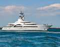 50. Anna: Feadships ehemaliges Flaggschiff orderte der russische Oligarch und Mehrheitseigner von AS Monaco Dmitry Rybolovlev. Nach der Ablieferung zog es das auffällige Michael-Leach-Design mehrmals nach Amsterdam, bevor es auf eine ausgedehnte Weltreise mit Stopp auf Tahiti ging. Zu den besonderen Features von „Anna“ zählt ein 19 Meter langer Kunstrasenplatz auf dem Vordeck.