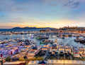 Volle Häfen: Zum Cannes Yachting Festival machen jeweils 350 Yachten im Vieux Port und im Porto Canto fest. An der Superyacht Extension liegen die größten Exponate, allen voran die 45 Meter lange Tankoa T450. Die Werftengruppen besetzen den Kai vor dem Palais des Festivals.