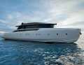 Sanlorenzo fährt für die Cannes-Messe ganze neun Modelle auf. Die SP92 ist das zweite, kleinere Waterjet-Format nach der SP110, misst 28 Meter und soll 40 Knoten Topspeed erreichen