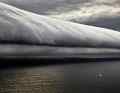 Impressionnant : un gigantesque rouleau de nuages s'est formé au-dessus de la mer. Il est accompagné de vents forts