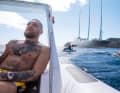 Yachting-Lifestyle: Conor McGregor sonnt sich im Tender der 37-Meter- Sunseeker „Devocean“ und lässt „Sailing Yacht A“  achteraus. Der Kampfsport- Profi bereedert derzeit  ein Powerformat