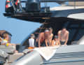 Riva muss es sein: Hier nutzt David Beckham seine Argo 90’ mit Familie und Elton John