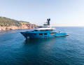 High bow, long aft deck: the striking Explorer silhouette was designed by Gregory C. Marshall. The crow’s nest rises 16 metres into the sky. The Turkish Dunya shipyard welded the 528-tonne vessel together in its halls near Istanbul