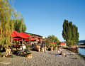 Vorm Campingplatz an der Westseite der Reichenau kann man wunderbar ankern. Am Ufer lockt ein Strand samt Beachbar