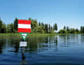 Some shore areas and sections of the lake are protected. In general, you must keep your distance from the shores and reed beds