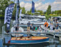 Insolito: i visitatori possono anche ammirare alcuni yacht in acqua o fare un giro di prova.