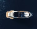 Plenty of space in the sun: Whether on the large rear sunbed, on the balconies or on the foredeck, everyone should find a place in the sun here.
