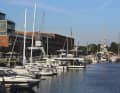 Newport Marina: Liegeplätze: 75, davon  30 Gastliegeplätze, die nur online buchbar sind: www.the-newport.de. Wassertiefe: 5 m. Besonderheiten: Näher an der Altstadt kann man nicht festmachen. Allerdings auf die Brückenzeiten achten!