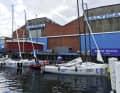 Marina Baltica: 200 berths up to 20 metres long and 3 metres deep. Registration on 01 70/ 4 48 90 03. Special features: There is heavy ferry traffic from the Skandinavienkai. And: Watch out for unlit dolphins when approaching at night!