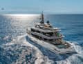 Open Air: Die Decksflächen der 9,60 Meter breiten Alu-Yacht sind üppig bemessen, allein das Hauptcockpit ist 110 Quadratmeter groß.