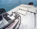 Achtern gibt es eine Rückbank und den Skipper-Sitz mit klappbarer Rückenlehne.