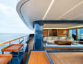 They lend a refined, maritime character and harmonise with the striking dark blue of the steel hull.