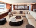 Wohnlichkeit und  Wärme: Das Interieur  der Sanlorenzo 460 EXP  „Ocean’s Four“  bestimmen Ecru-Stoffe in Kombination mit  dunkelbraunem Leder und ...