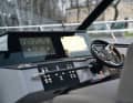 Der große Fahrstand mit zwei großen  16-Zoll-Garmin-Plottern.
