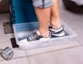 Les chaussures et les revêtements de pont sont mouillés lors du deuxième passage.