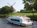This provider is ideal for inland boaters who own a houseboat and want to use it flexibly without having to worry about maintenance, repairs or fixed costs.