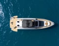 Narrow running decks: The way into the bow lounge leads past the helmstand in the saloon, the superstructure extends across almost the entire width of 5.80 metres.