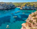 Der türkisblaue Traumstrand an der Cala Macarella ist für viele der schönste Strand im Süden Menorcas.