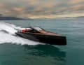 Der Topspeed beträgt 57 Knoten, verbrauchseffizient bewegt sich der zweistufige V-Rumpf mit 25 Knoten fort.