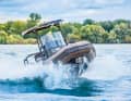 Auch Wellen werden von der Navigator 22  mit dem tiefen V-Rumpf gut gemeistert.