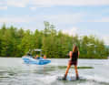 Zum Start wird das Wakeboard zunächst quer gestellt und erst zum Boot ausgerichtet, wenn Gleitfahrt erreicht ist.