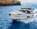 With the two 370 hp diesel engines from Yanmar, the Greenline 45 Fly can reach almost 24 knots.