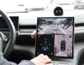 ... füttern einen Bordcomputer, der daraus eine virtuelle Draufsicht des Fahrzeuges errechnet und auf dem Bildschirm darstellt. Anhand dieser Informationen lässt es sich vortrefflich zentimetergenau an den Trailer heranfahren oder andere Hindernisse umschiffen.