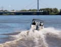 If the boat heels to one side, the trim tab on the side to which the boat is heeling must be extended to correct this. This should be done carefully and in small steps.