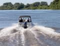 Liegt das Boot waagerecht im Wasser, können beide Trimmklappen auf „Up-Position“ bleiben. Für die Übergangsphase von Verdränger- in Gleitfahrt benötigt die 210 DC keine Klappen.