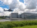 Royal Huisman in Vollenhove: Der Vorplatz der größten, für die 85-Meter-Slup abermals verlängerten Halle dient auch als Heliport.