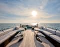 Flybridge: Each piece of furniture also has its own, mostly round shape on the outside. The steering position extends in front of the sunbathing area and under the windscreen.