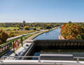 View over the stern of the boat lift: only a few metres separate us from the 20-metre deep abyss behind the trough wall.