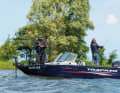 Mit aktiviertem Bugmotor liegt der Tracker Pro Guide V-175 ruhig im Wasser. Perfekt gerüstet für lange Drifts und entspanntes Bootsangeln.