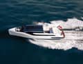 The 6.25 tonne limousine 11.65 model is powered by two Yanmar engines, which enable sporty transfers.