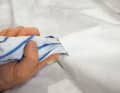 Pulire l'interno del tubo e la toppa con metiletilchetone. Il solvente irruvidisce chimicamente il PVC in modo che l'adesivo aderisca meglio.