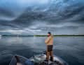 Wechselhaftes Wetter, wacher Blick, volle Konzentration: Gute Bootsangler lesen das Wasser.