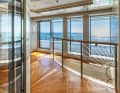 ... die halbrunde 
Lobby mit Lichtschacht und Aufzug, der auf vier Decks haltmacht.