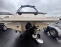 Die Sea Ray 190 SPEXE ist mit dem MerCruiser 4.5L ECT V6 motorisiert. Der Z-Antrieb ist ein praktisches Detail für flache Uferzonen sowie den Trailertransport.