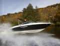 Sea Ray 210 Overnighter. Das Modell gilt im Binneneinsatz und in küstennahen Gewässern als gut kontrollierbar.