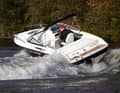 Sea Ray 210 OVE im Boote Test. Das Foto zeigt ein baugleiches Boot.