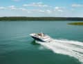 As a classic bowrider, the Sea Ray 190 SPXE makes the most of its overall length of just under six metres by dividing the space into a bow seating area and an open cockpit.