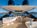 Flybridge: Die Terrasse ganz oben misst 40 Quadratmeter und stellt damit die Konkurrenten in den Schatten. Stühle und Hocker stehen frei.